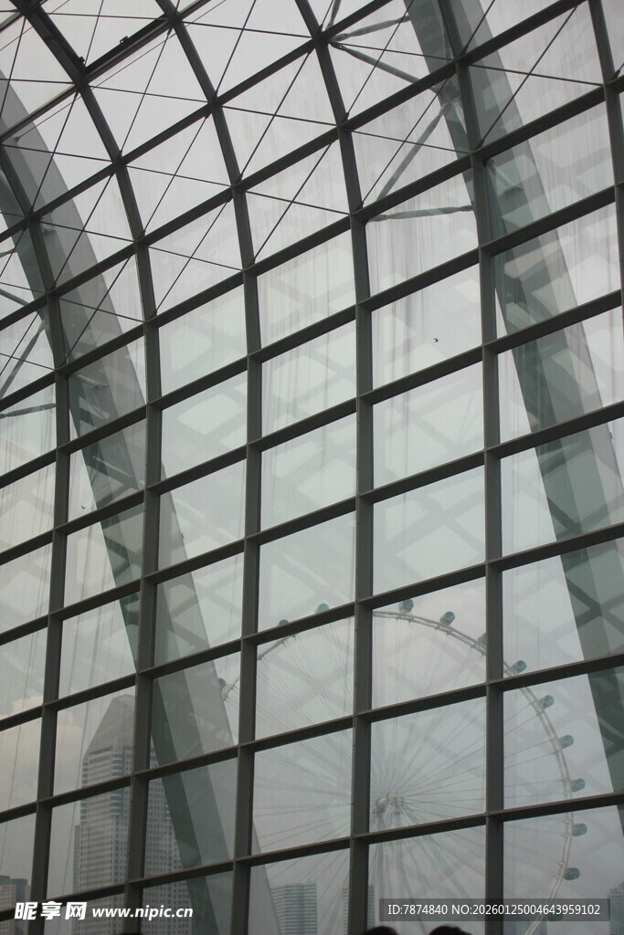 现代玻璃拱形建筑结构