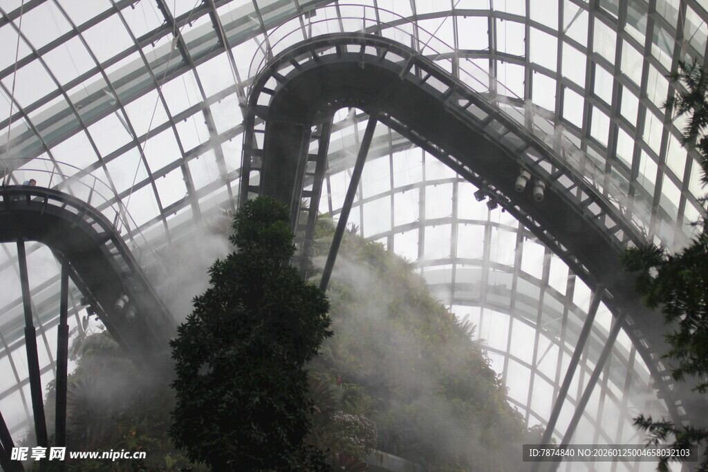 云雾缭绕的室内空中步道