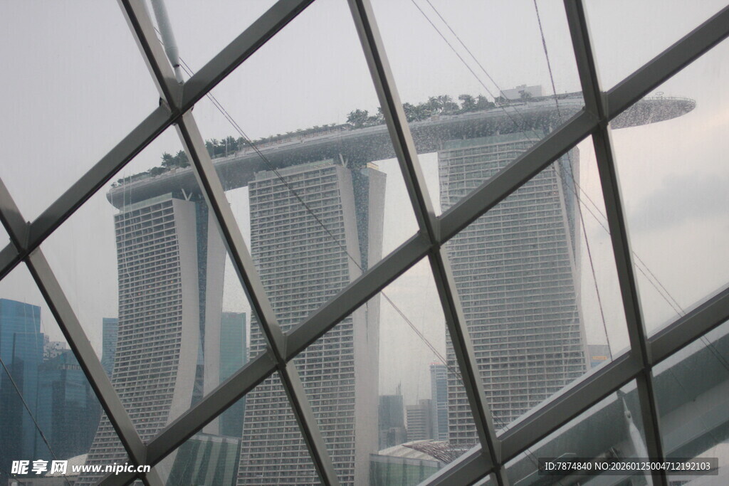 透过玻璃看新加坡地标建筑