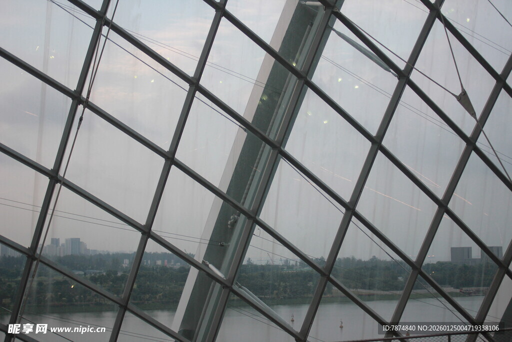 透过格栅看远景风景