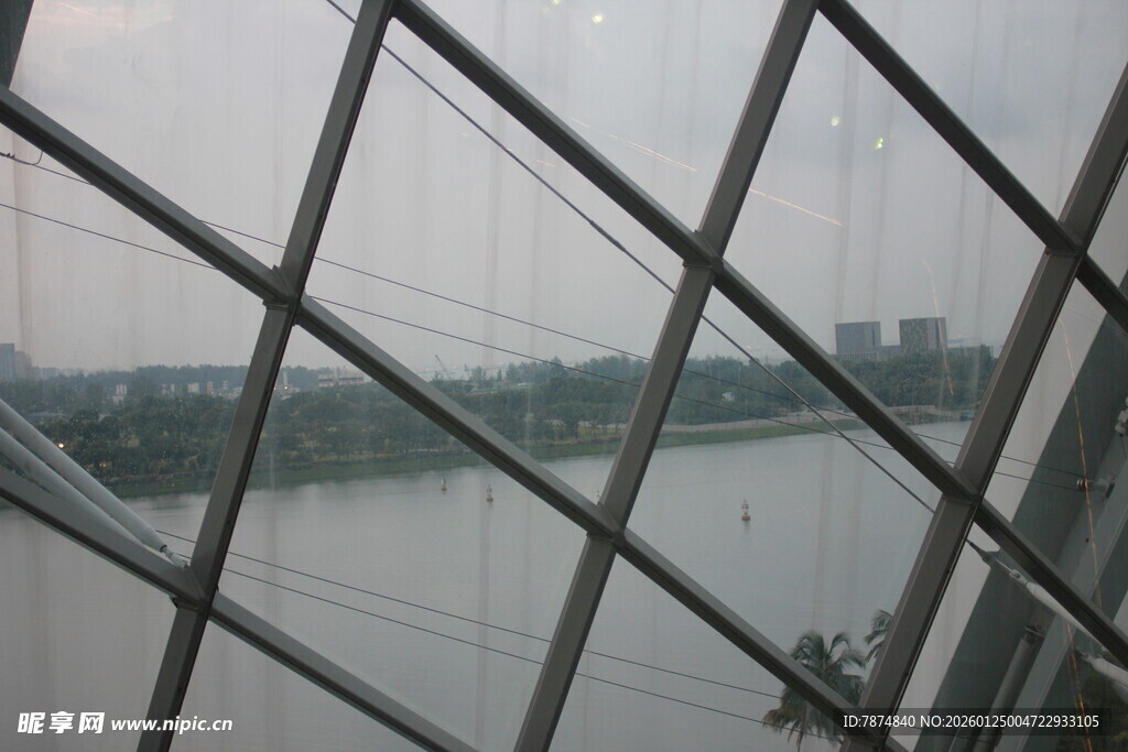 透过窗棂看城市水域风光