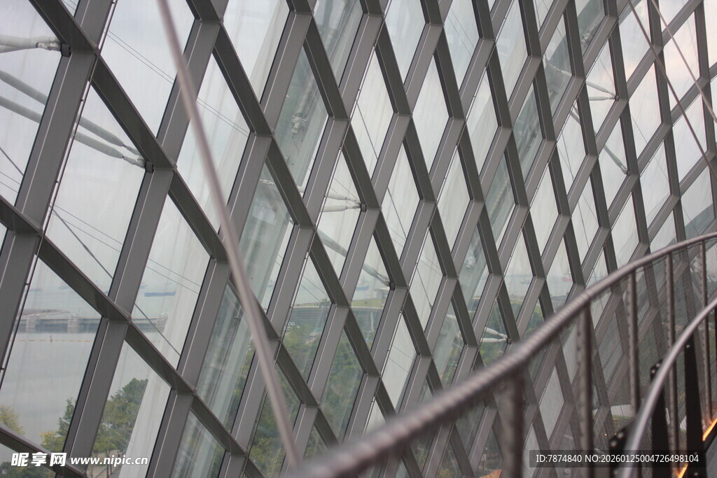 现代玻璃建筑内部景观