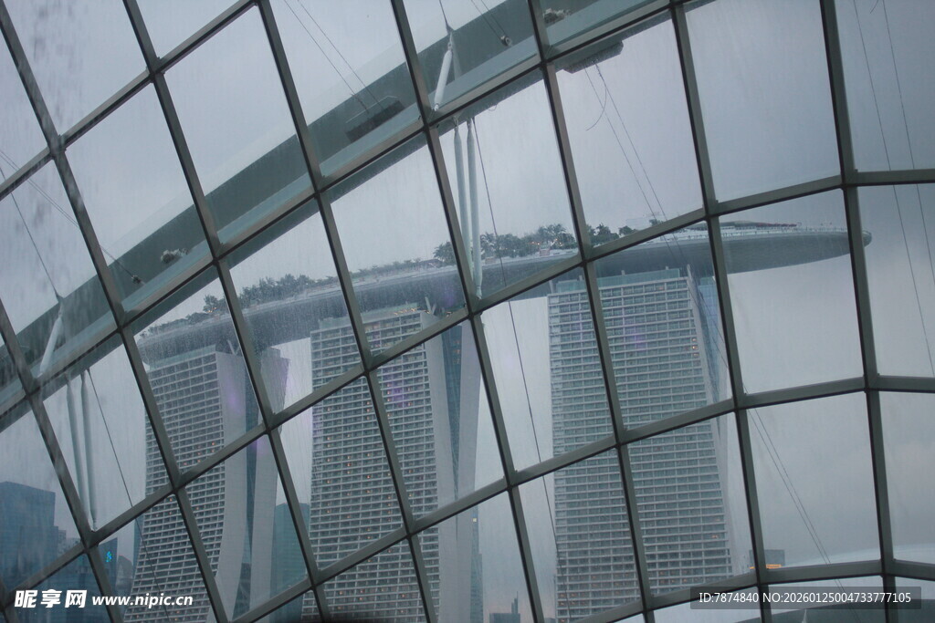 现代玻璃建筑外观特写