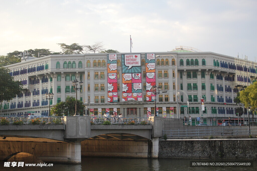 河畔多层建筑景观