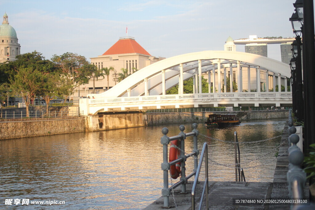 河畔白色拱桥风景
