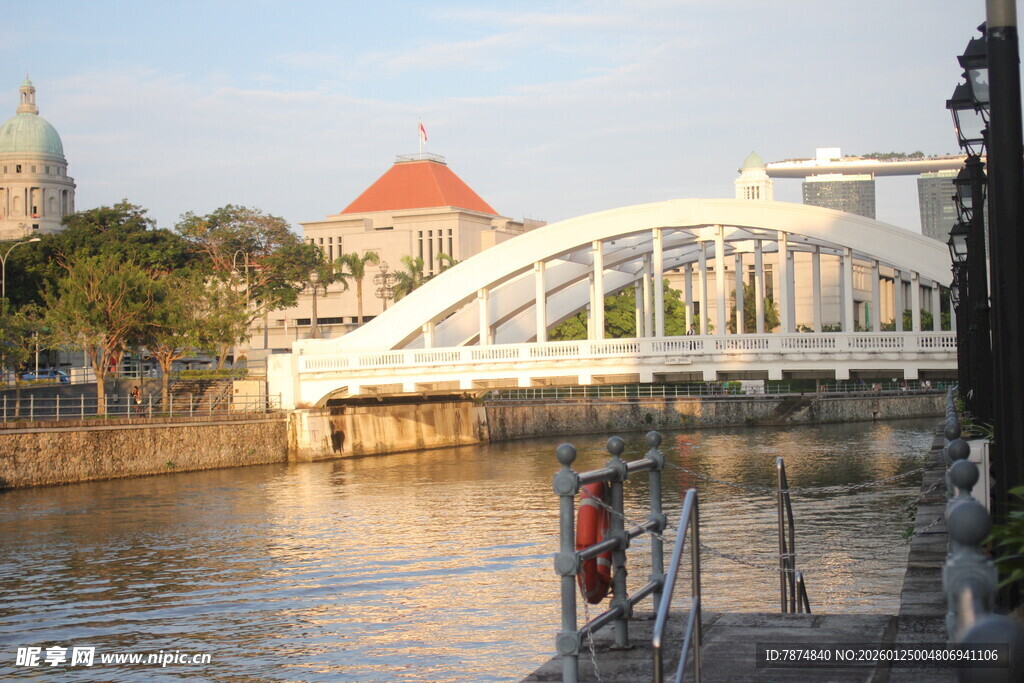河畔白色拱桥风景如画