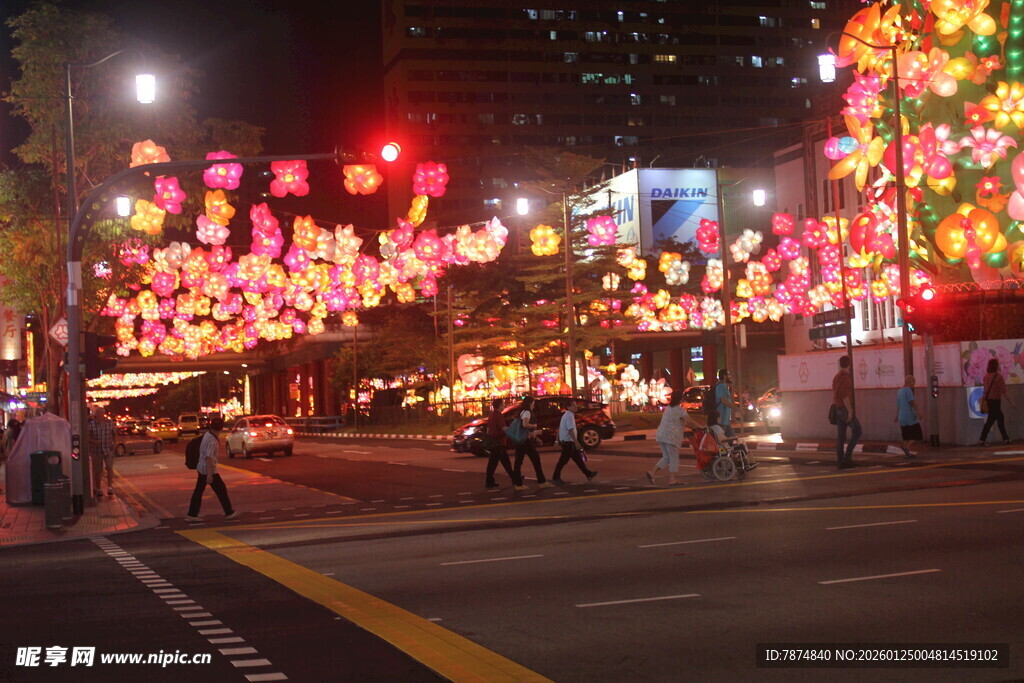 城市街道璀璨节日彩灯