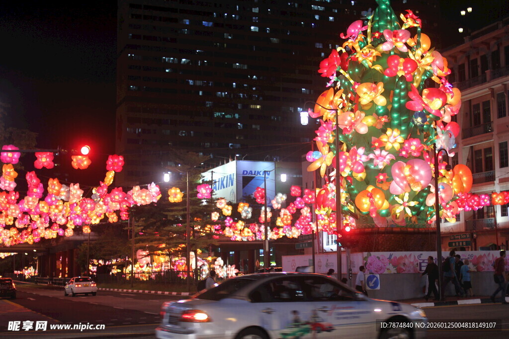 城市街头璀璨圣诞树夜景