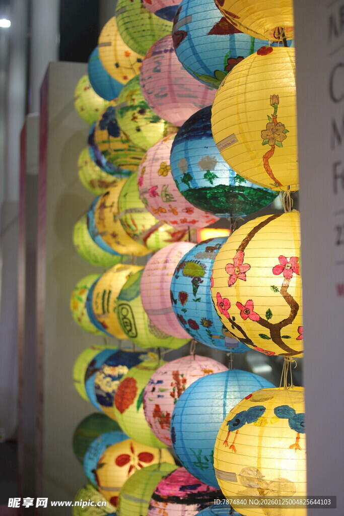 多彩灯笼悬挂展示
