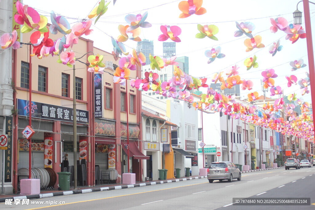 街道上空悬挂多彩装饰