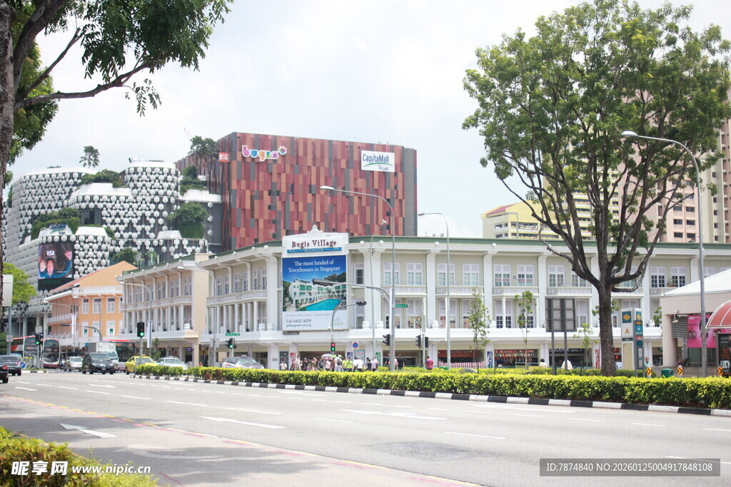 城市街道旁的现代建筑景观