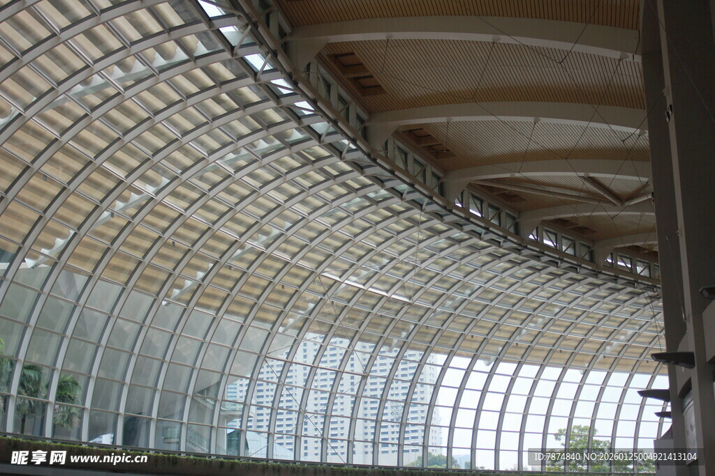 现代弧形玻璃建筑内部