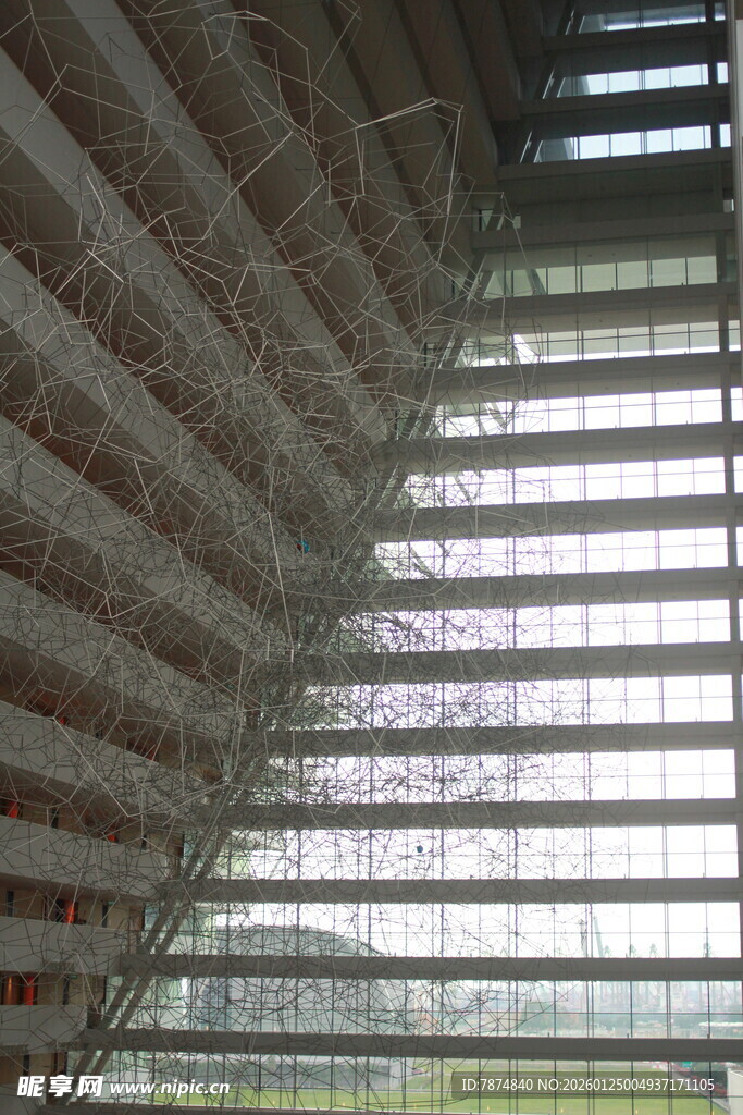 木质百叶窗下的光影景致