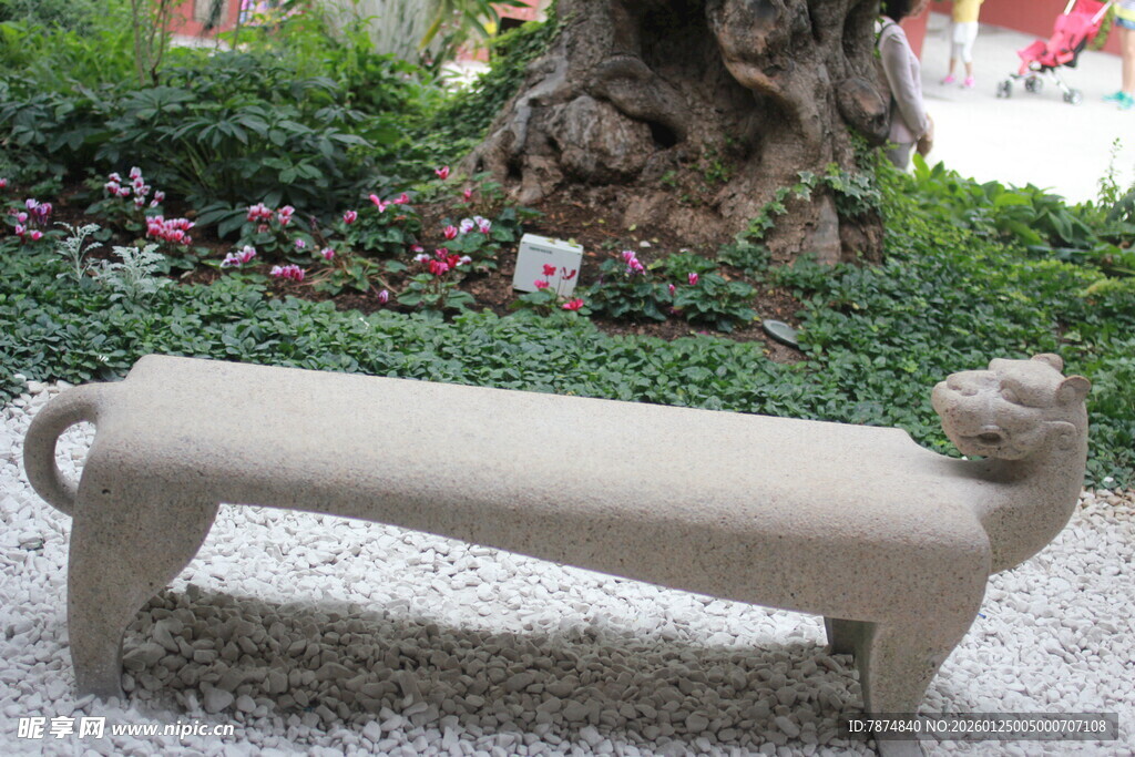 猫形石凳置于绿植旁