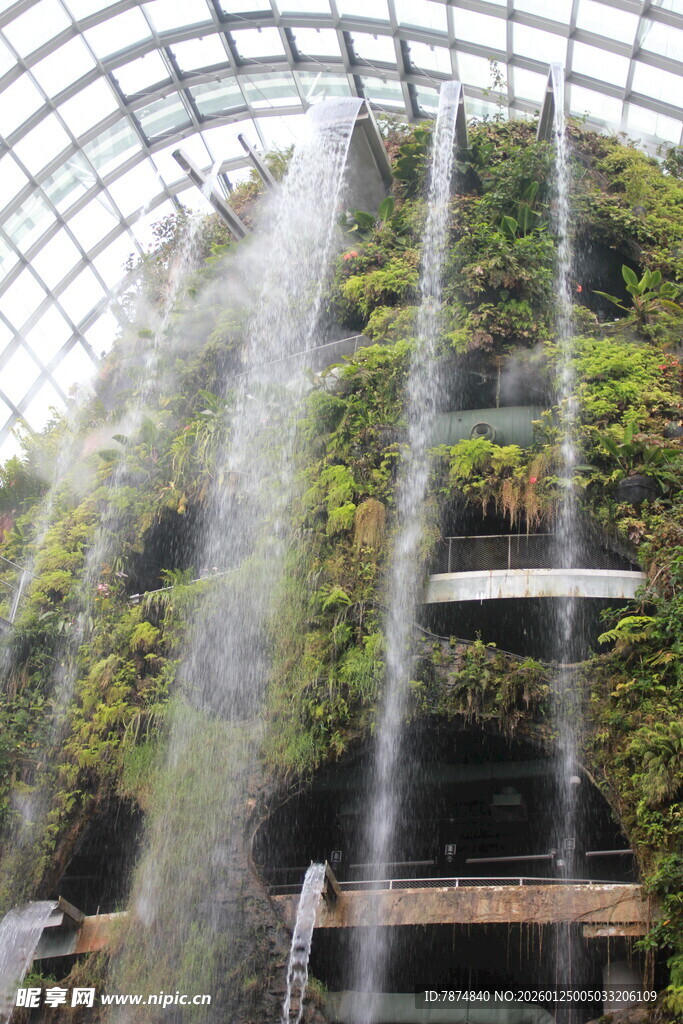 室内壮观垂直瀑布景观