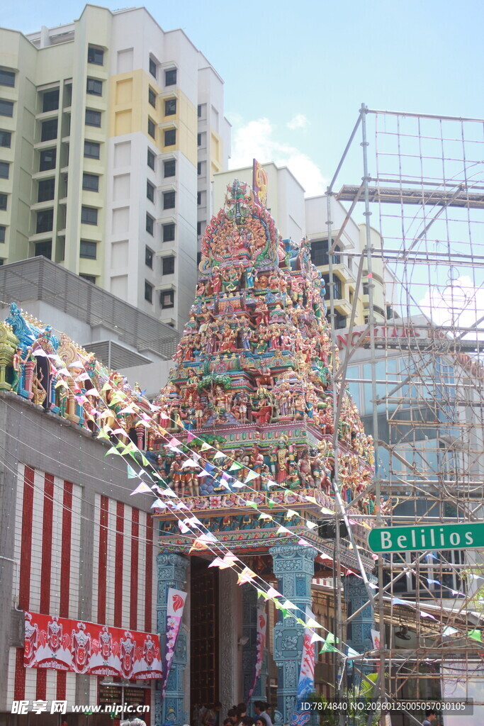 城市街头的多彩装饰景观