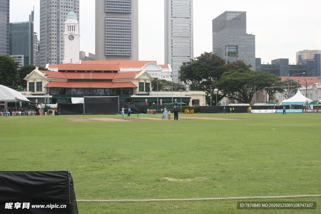 城市中的开阔绿茵场地