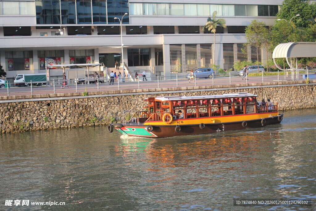 河上观光船载游客游览