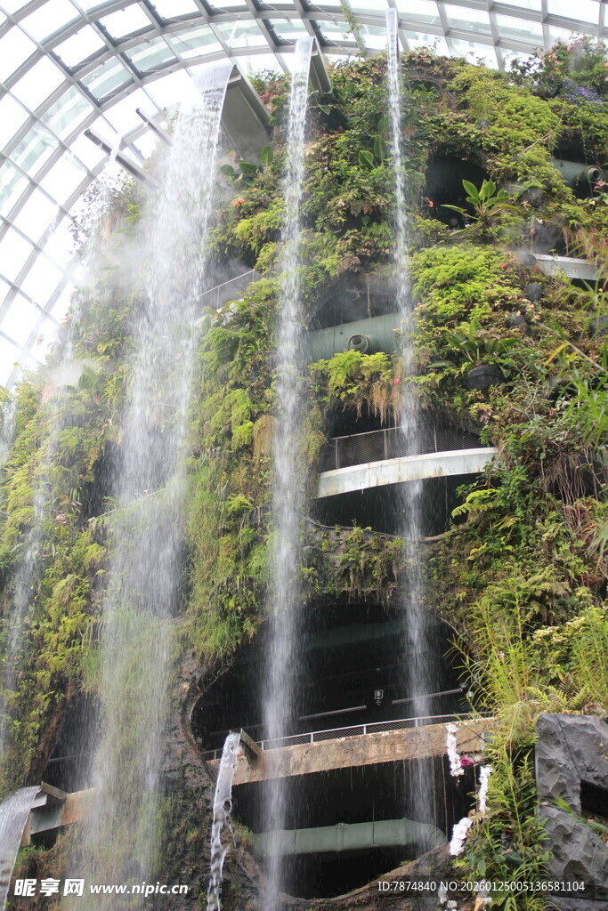 室内壮观垂直瀑布景观