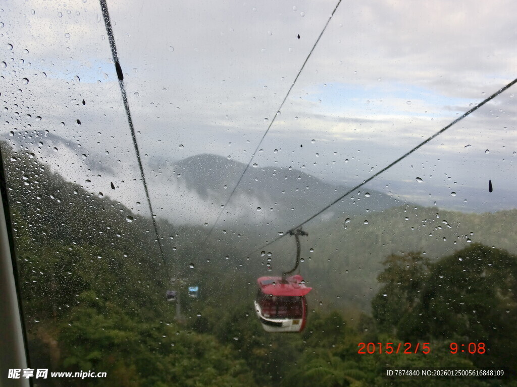 云雾中穿梭的山间缆车