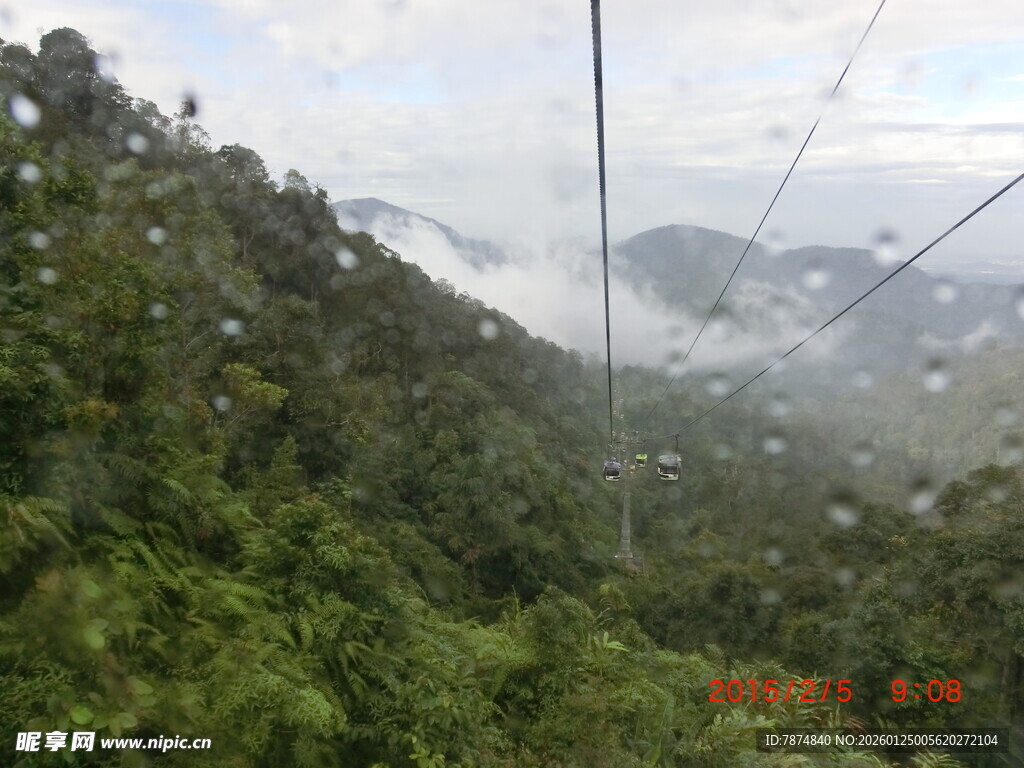 山间缆车穿梭于云雾丛林