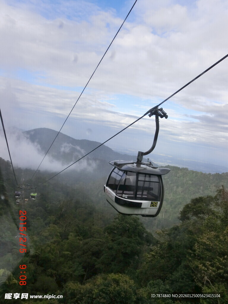 山间缆车穿梭于云雾之中