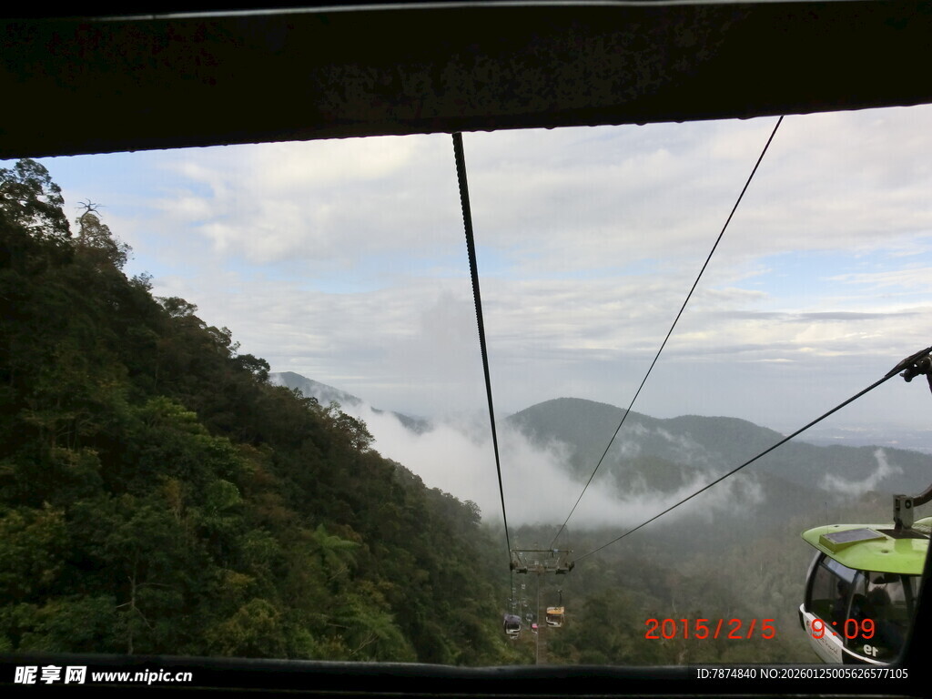 缆车穿梭于青山云雾间