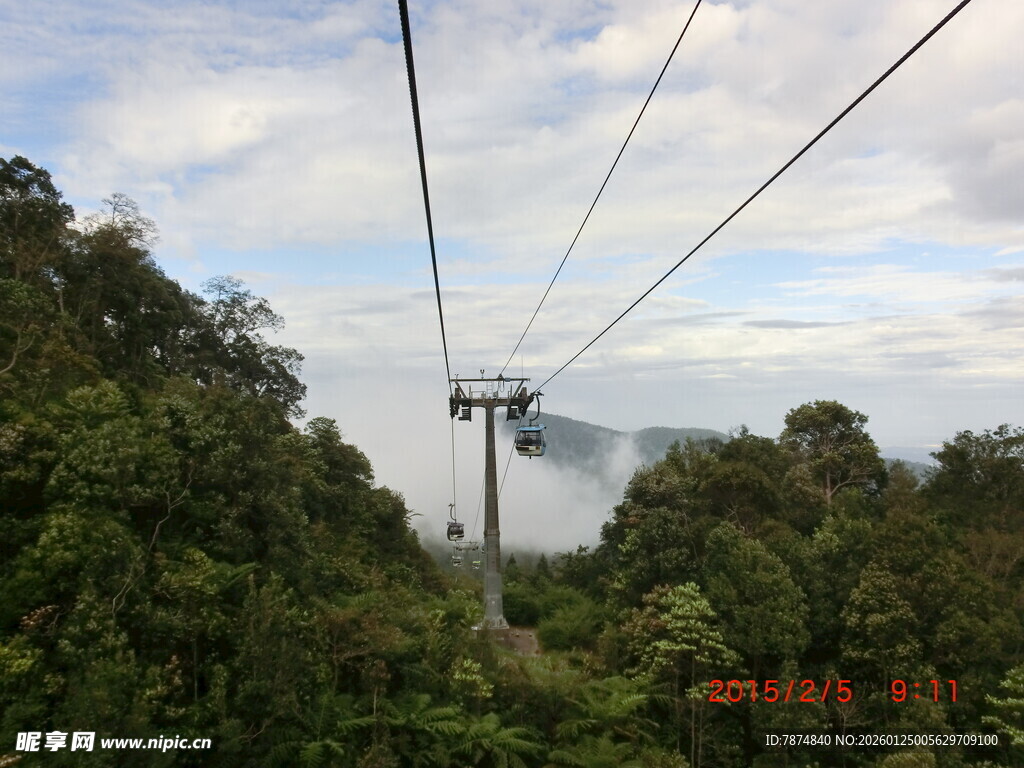 山林间的高空缆车