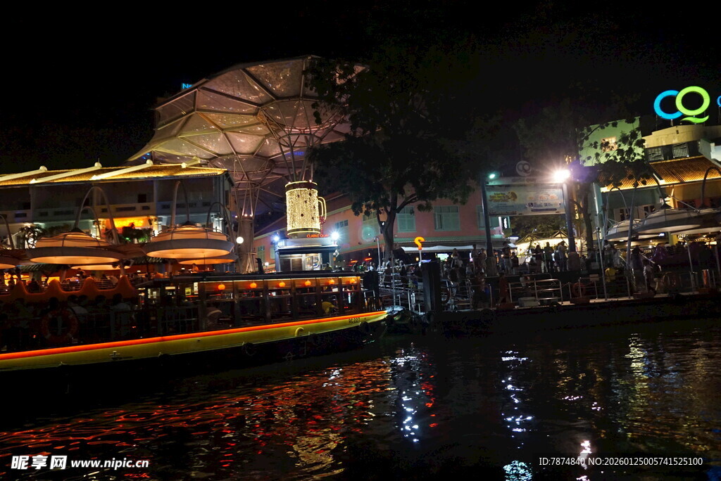 夜晚河畔的璀璨风光