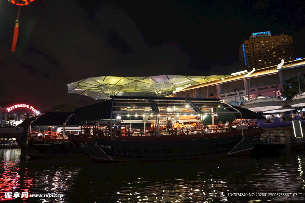 城市河畔璀璨夜景