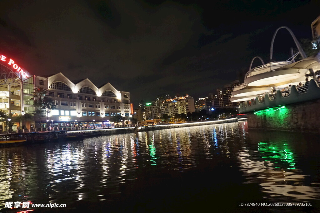夜晚河畔璀璨灯光夜景