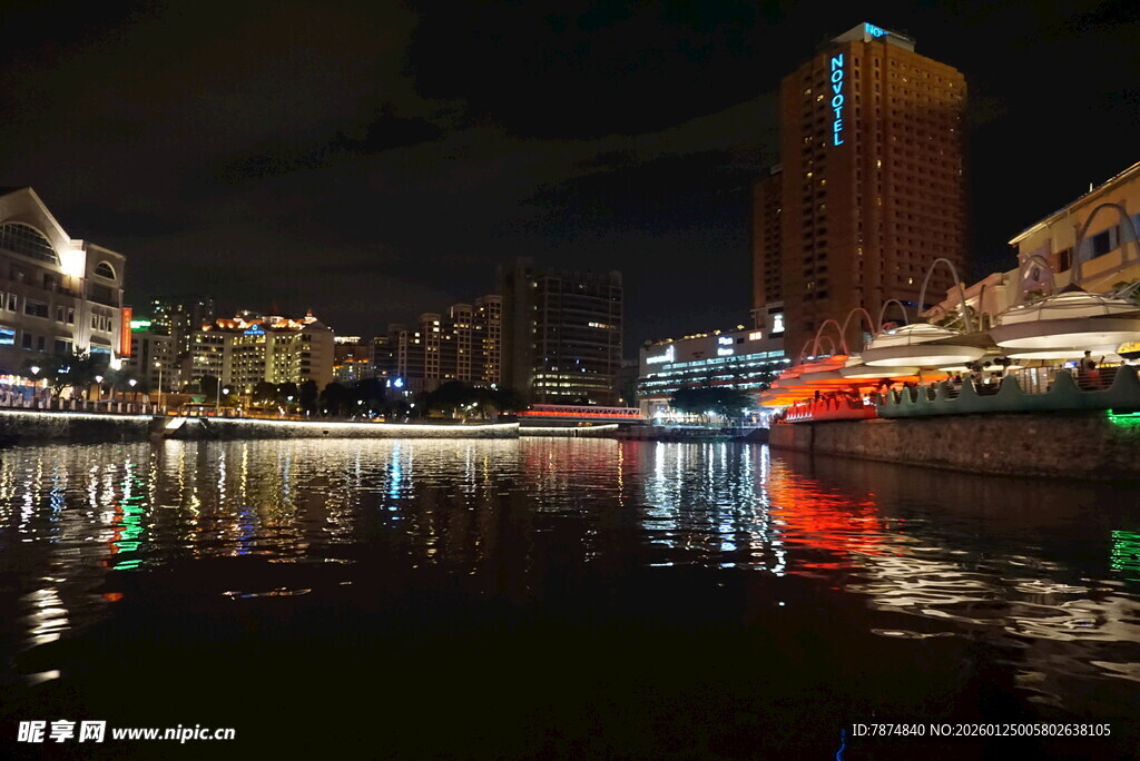 城市夜景河畔绚丽倒影