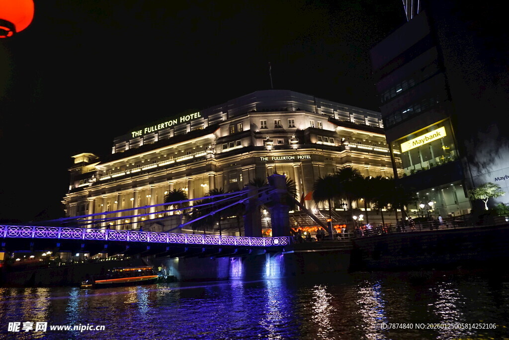 外滩夜景 璀璨建筑映江面