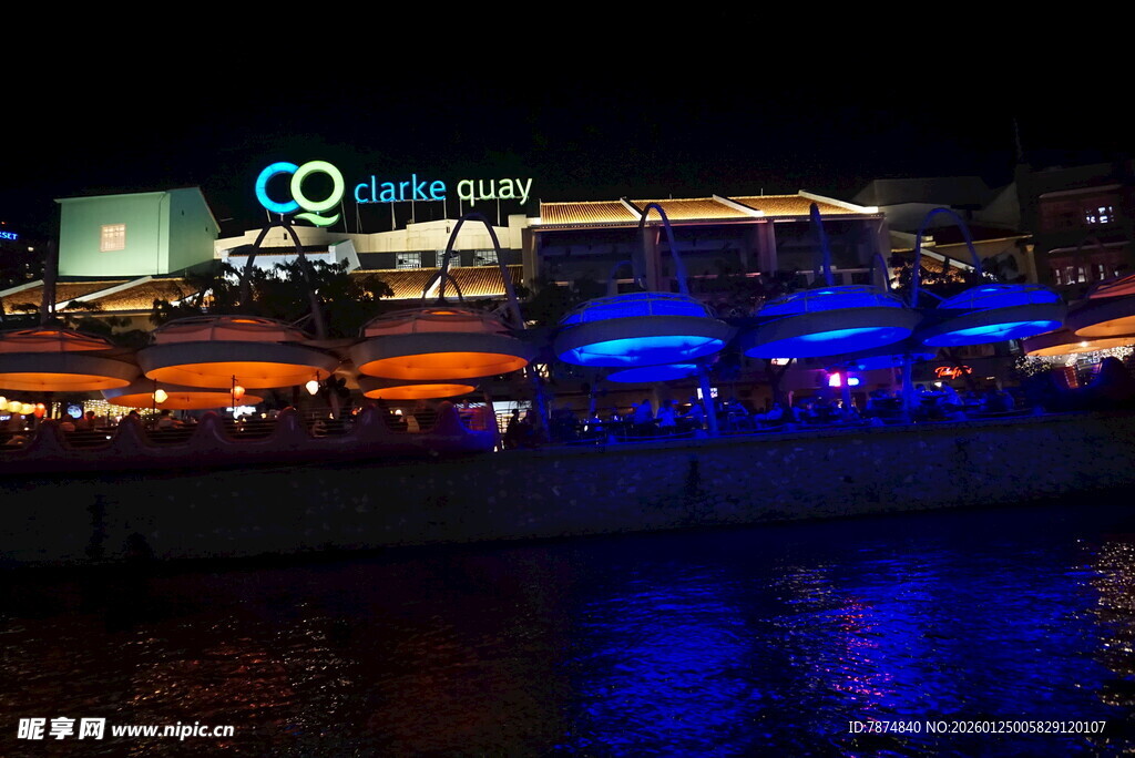 夜晚河畔绚丽灯光建筑