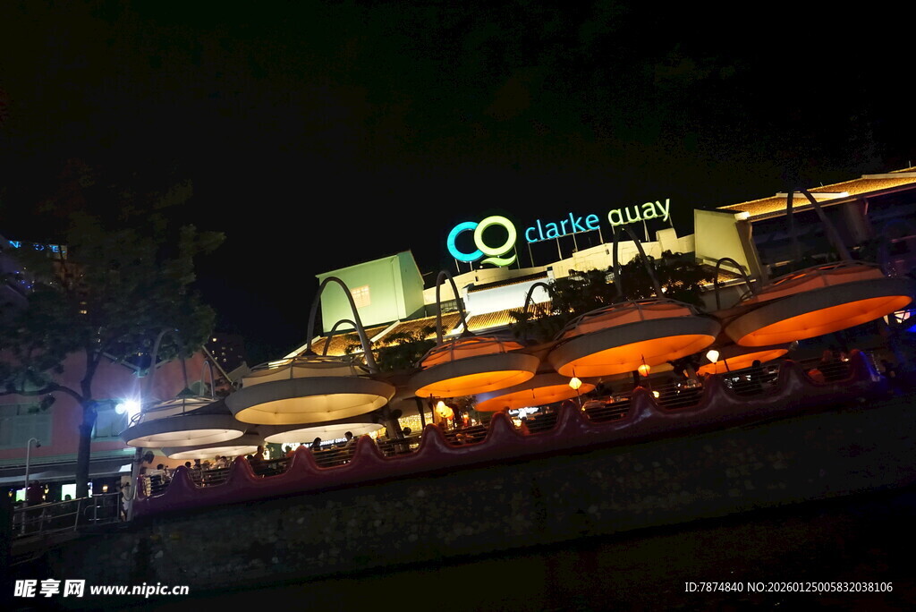 夜晚河畔璀璨的建筑景观