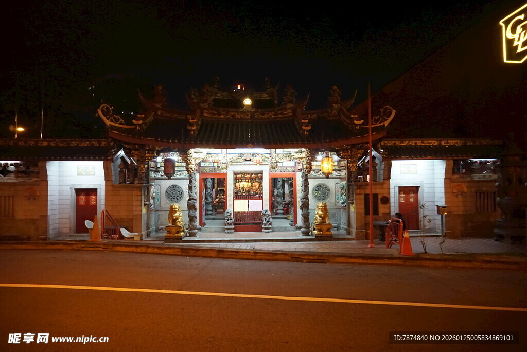 夜晚古雅门楼灯火景象