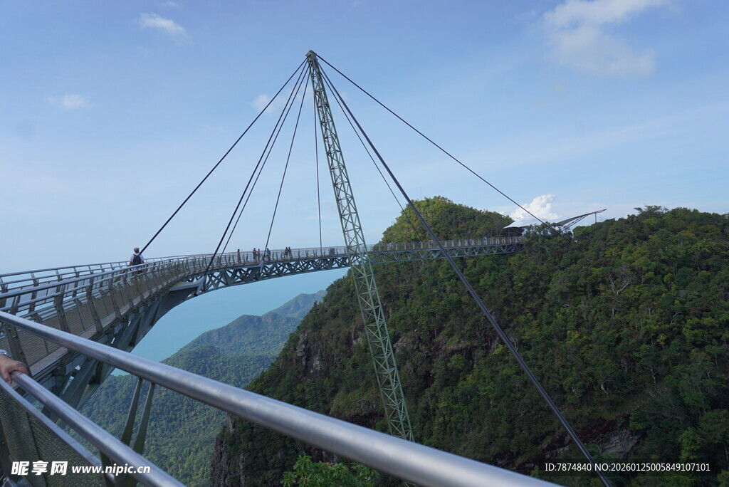 高空观景悬索桥壮丽风光