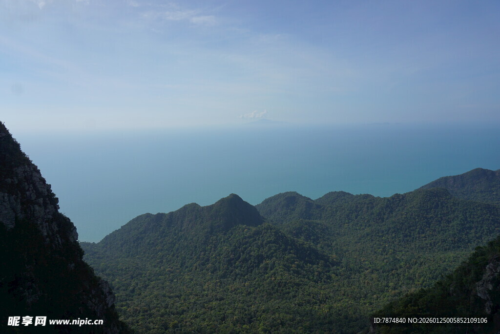 山巅远眺碧海青山美景