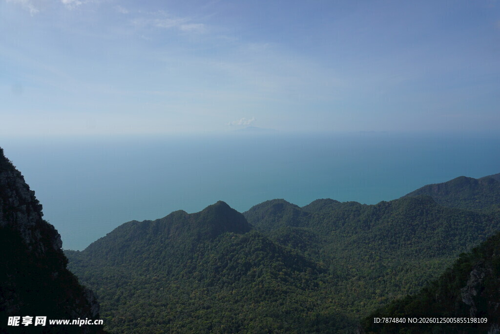 山峦与海的壮阔景致