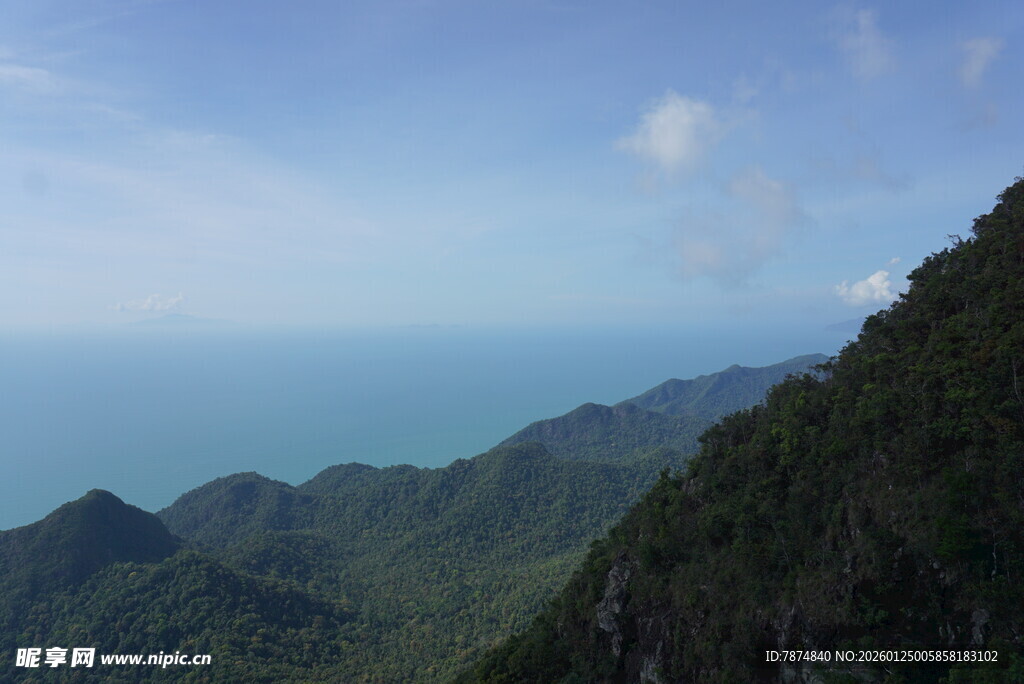 山巅远眺碧海蓝天美景