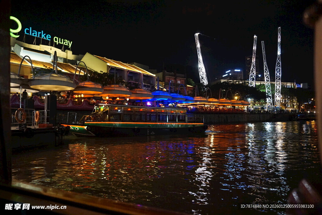 河畔夜景 璀璨灯光映水波
