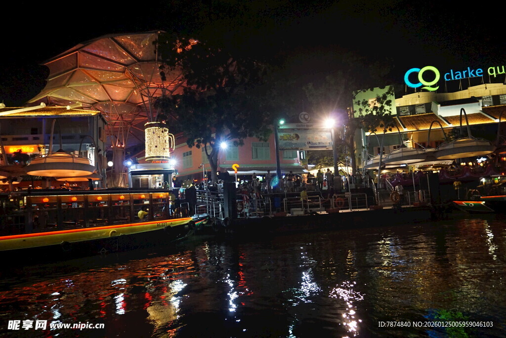 雨夜街头灯光下的城市景象