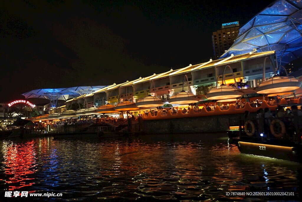 河畔璀璨夜景游船灯火