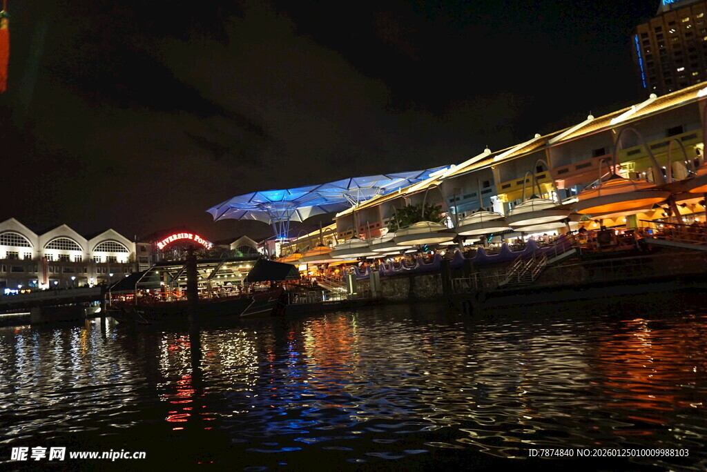 河畔夜景 璀璨灯火映水波