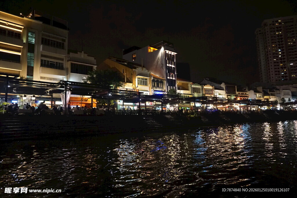 河畔夜景 璀璨灯火映水波