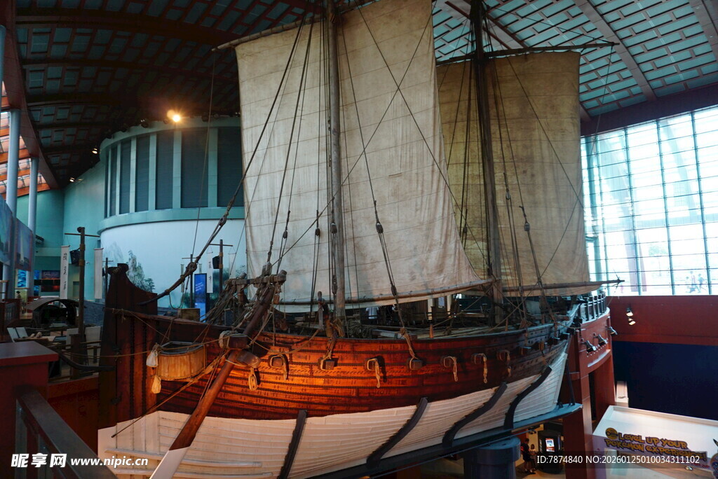室内展示的古老木质帆船