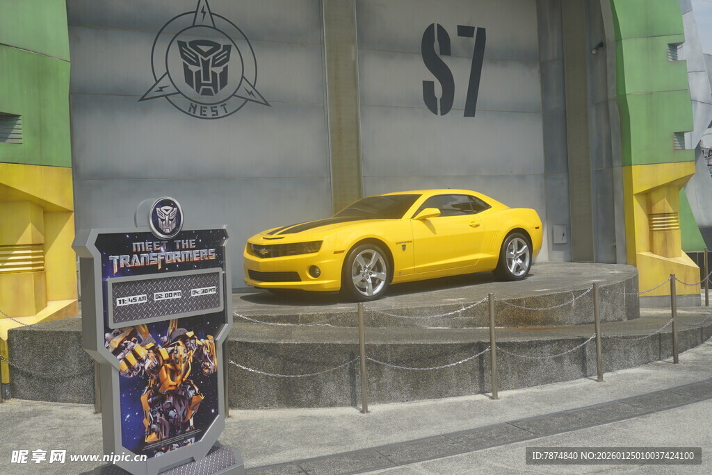 黄色跑车展示于展台上