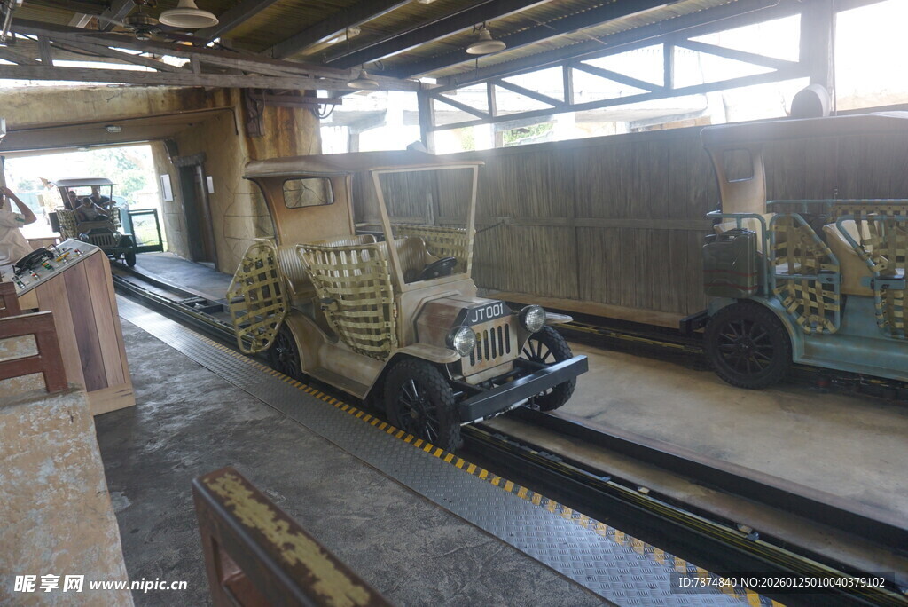 老式车间里的复古车辆