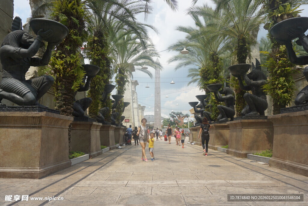 漫步于雕像林立的林荫道