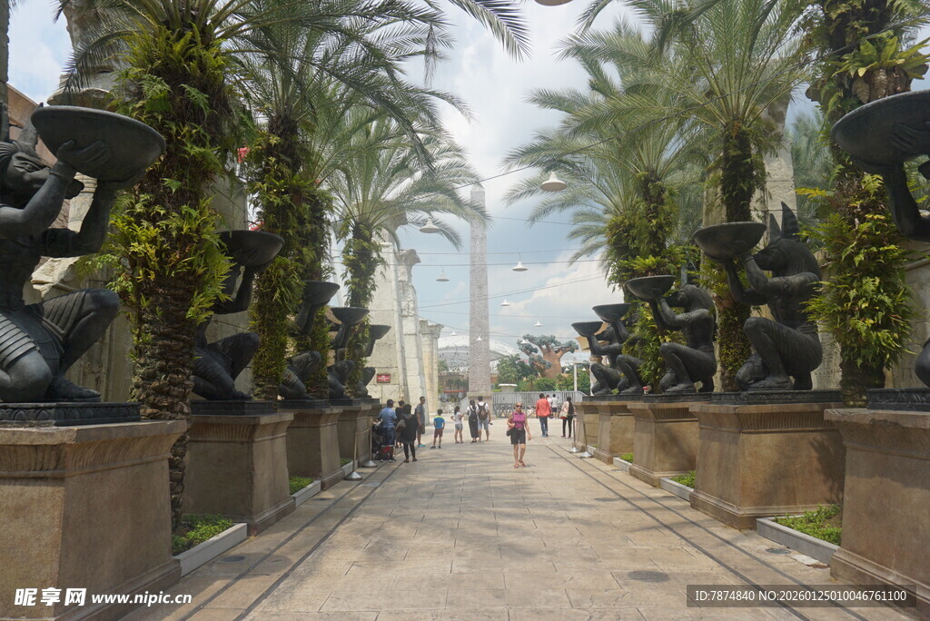 林荫雕塑步道 静谧好风光